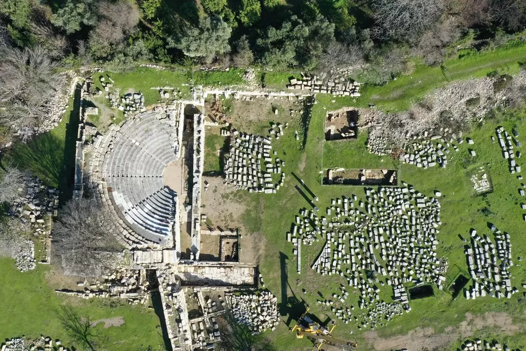 Archaeological site of Teos with ancient ruins, representing cultural preservation efforts supported by Gigant Swiss Consulting AG in collaboration with Ankara University and the Turkish Ministry of Culture and Tourism